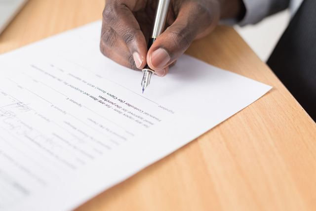 Convention de rupture posée sur un bureau à côté d'un Code du travail